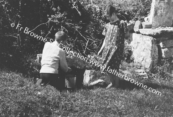 TEMPLE BENEN CHILDREN PLAYING